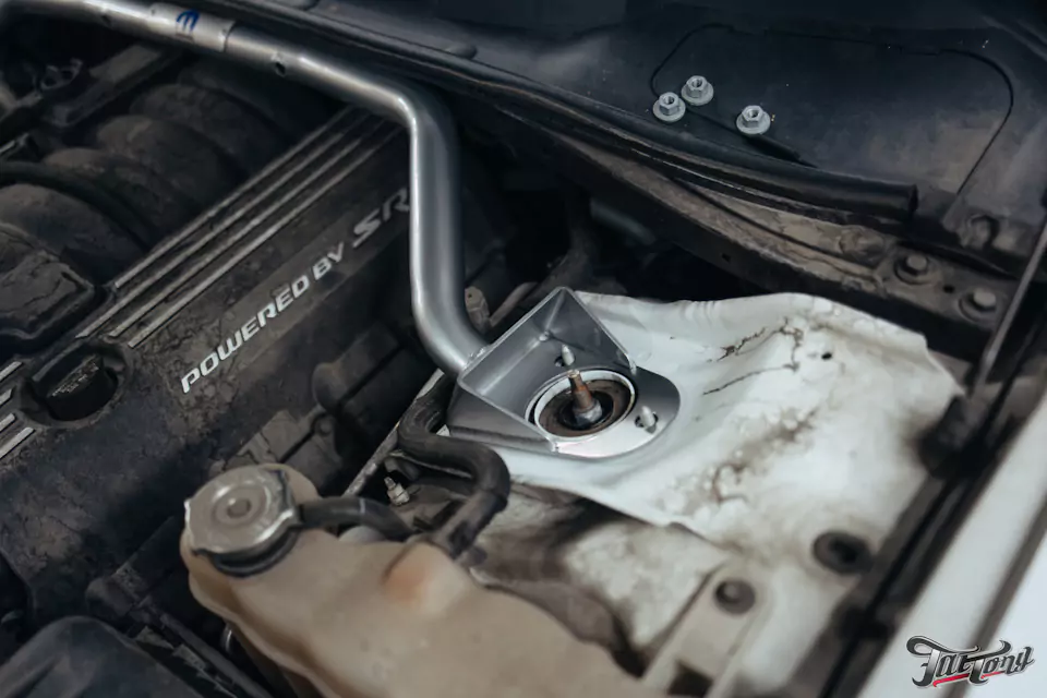 Установили на Dodge Challenger растяжки и стабилизаторы для уверенного управления
